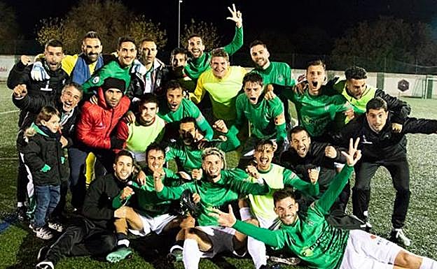 Los jugadores del CD Guijuelo celebran su victoria ante el Atlético de Madrid. 