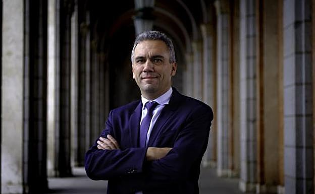 Javier Izquierdo, en uno de los soportales del Ministerio de Fomento, en Madrid. 