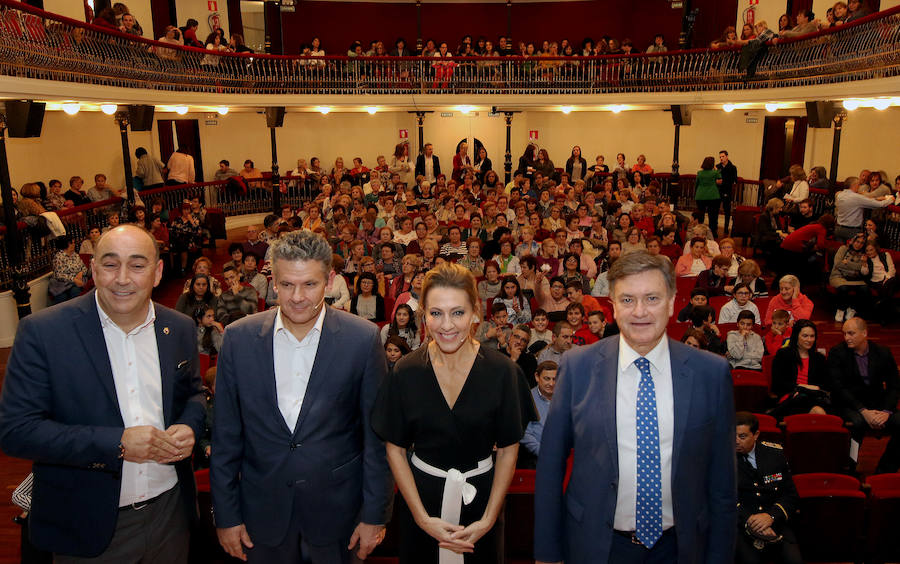 Fotos: Acto contra la violencia de género en el Teatro Juan Bravo