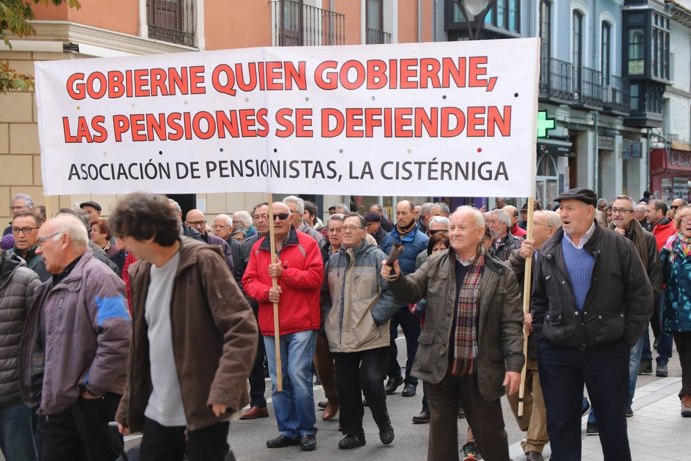 Un centenar de personas, convocados por la Coordinadora por la Defensa del Sistema Público de Pensiones, ha salido hoy a la calle para reclamar pensiones dignas