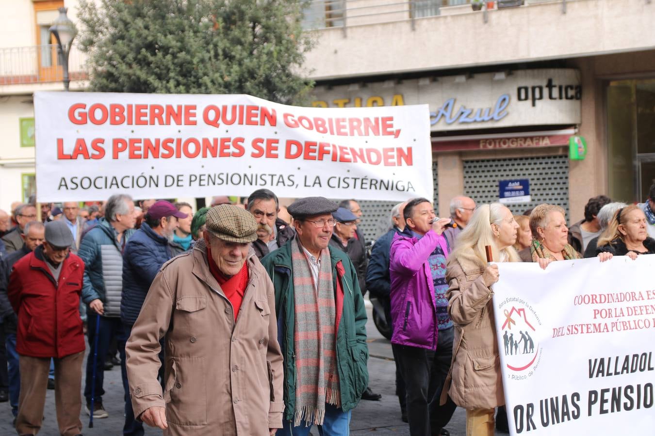 Un centenar de personas, convocados por la Coordinadora por la Defensa del Sistema Público de Pensiones, ha salido hoy a la calle para reclamar pensiones dignas