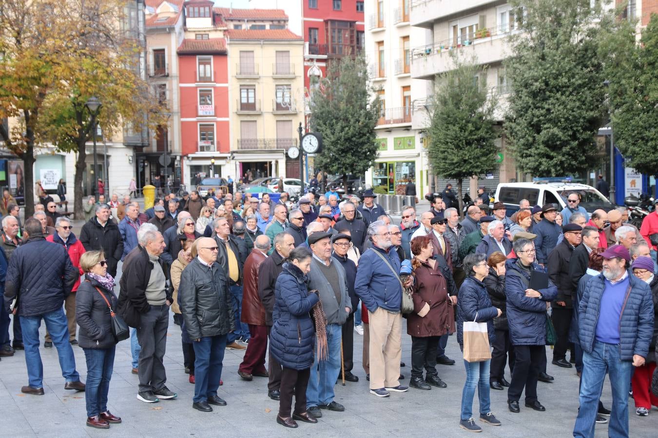 Un centenar de personas, convocados por la Coordinadora por la Defensa del Sistema Público de Pensiones, ha salido hoy a la calle para reclamar pensiones dignas