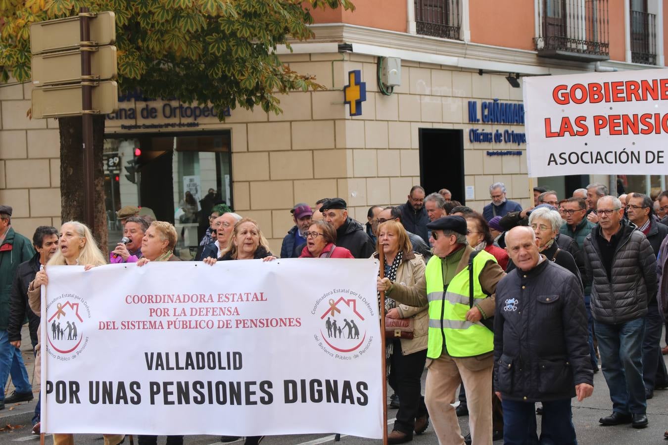 Un centenar de personas, convocados por la Coordinadora por la Defensa del Sistema Público de Pensiones, ha salido hoy a la calle para reclamar pensiones dignas