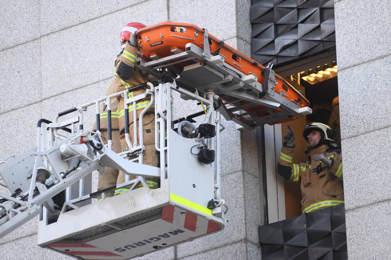 Más de trescientos trabajadores han participado en una evacuación controlada junto a bomberos, policías y sanitarios