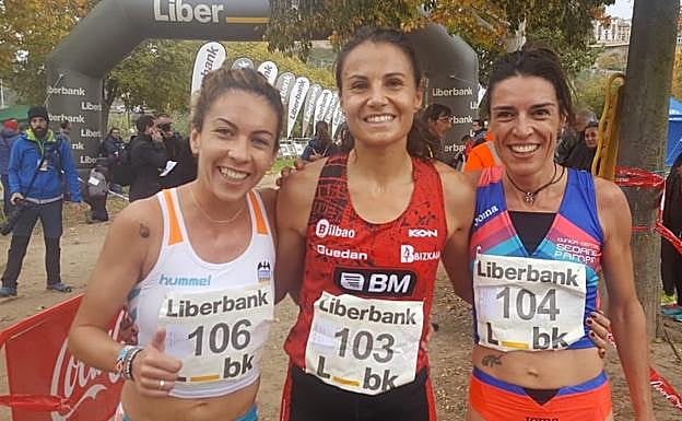 Gema Martin, en el centro, ayer en Toledo. 