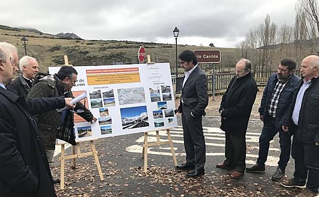 Presentación del balance de las obras en la P-210 correspondiente a la Ruta de los Pantanos al consejero Juan Carlos Suárez-Quiñones. 