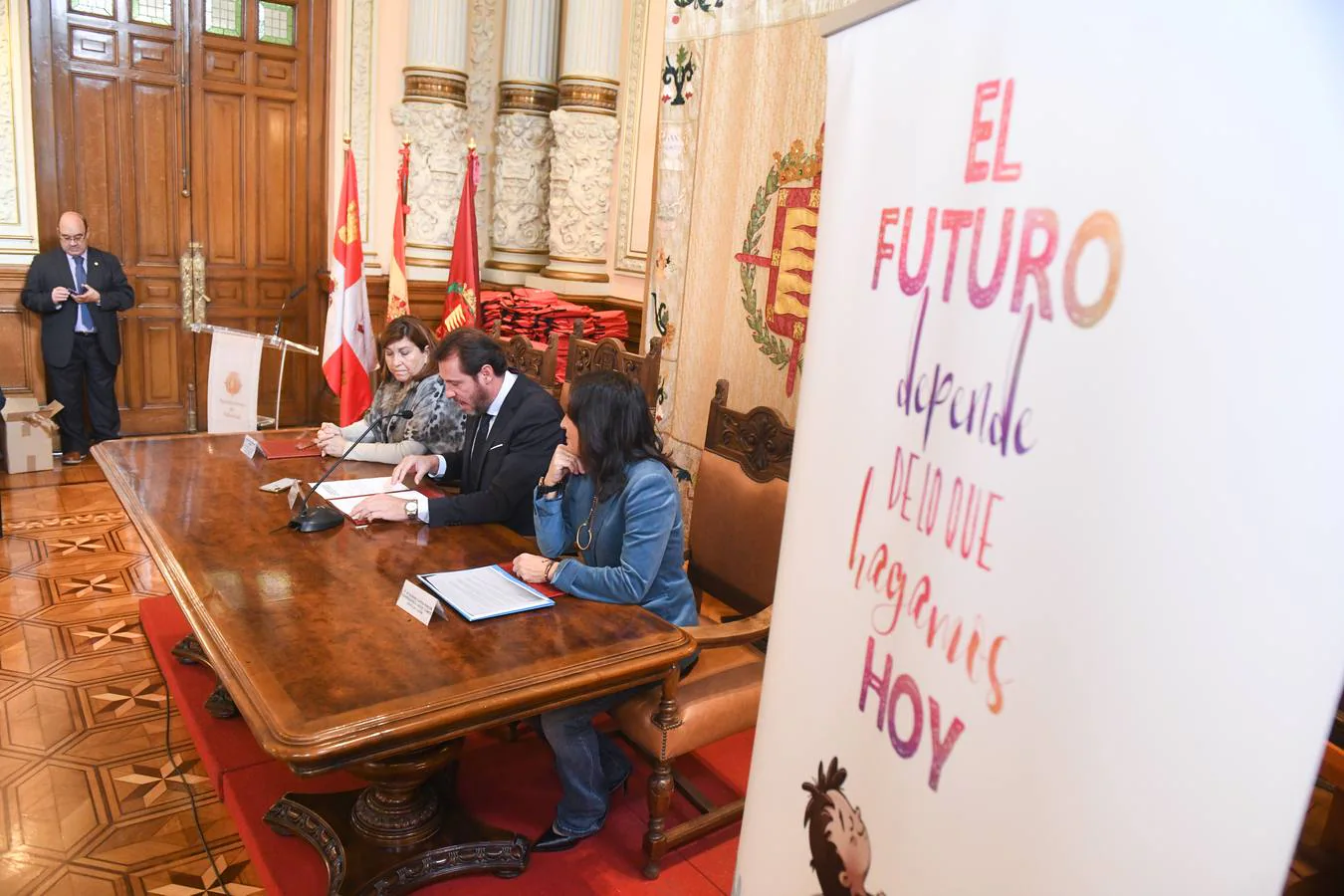 En el Consistorio se ha celebrado el acto institucional presidido por el alcalde, Óscar Puente, y en el mismo se han entregado las 'mochilas viajeras' a colegios de Primaria y escuelas infantiles, se han podido ver dos actuaciones musicales de canción y baile de grupos de colegios, así como la entrega de premios a las ganadoras del II Certamen de Cómic