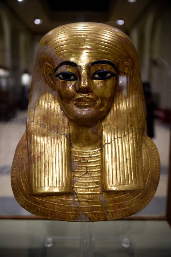 El Museo Egipcio en El Cairo cumple 116 años con una exhibición. Yuya y Thuya son los padres de la Reina Tiye, que fue la esposa del Faraón Amenhotep III, el padre del rey Akhenaton. Esta tumba es famosa debido a sus tesoros únicos, como la rueda de oro de Yuya, y la magnífica colección funeraria que incluye camas, sillas y cajas de madera dorada y decoradas con fayenza, marfil y ébano; así como ollas y vasos de alabastro con incrustaciones de piedras de colores. Las momias de Yuya y Thuya también se encontraron dentro de la tumba en muy buenas condiciones de conservación debido a la alta calidad de los materiales de embalsamamiento utilizados en la época