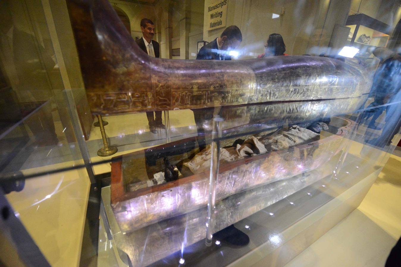 El Museo Egipcio en El Cairo cumple 116 años con una exhibición. Yuya y Thuya son los padres de la Reina Tiye, que fue la esposa del Faraón Amenhotep III, el padre del rey Akhenaton. Esta tumba es famosa debido a sus tesoros únicos, como la rueda de oro de Yuya, y la magnífica colección funeraria que incluye camas, sillas y cajas de madera dorada y decoradas con fayenza, marfil y ébano; así como ollas y vasos de alabastro con incrustaciones de piedras de colores. Las momias de Yuya y Thuya también se encontraron dentro de la tumba en muy buenas condiciones de conservación debido a la alta calidad de los materiales de embalsamamiento utilizados en la época