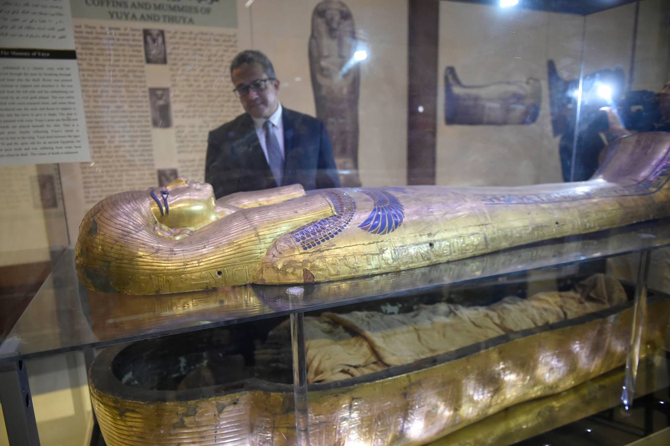 El Museo Egipcio en El Cairo cumple 116 años con una exhibición. Yuya y Thuya son los padres de la Reina Tiye, que fue la esposa del Faraón Amenhotep III, el padre del rey Akhenaton. Esta tumba es famosa debido a sus tesoros únicos, como la rueda de oro de Yuya, y la magnífica colección funeraria que incluye camas, sillas y cajas de madera dorada y decoradas con fayenza, marfil y ébano; así como ollas y vasos de alabastro con incrustaciones de piedras de colores. Las momias de Yuya y Thuya también se encontraron dentro de la tumba en muy buenas condiciones de conservación debido a la alta calidad de los materiales de embalsamamiento utilizados en la época