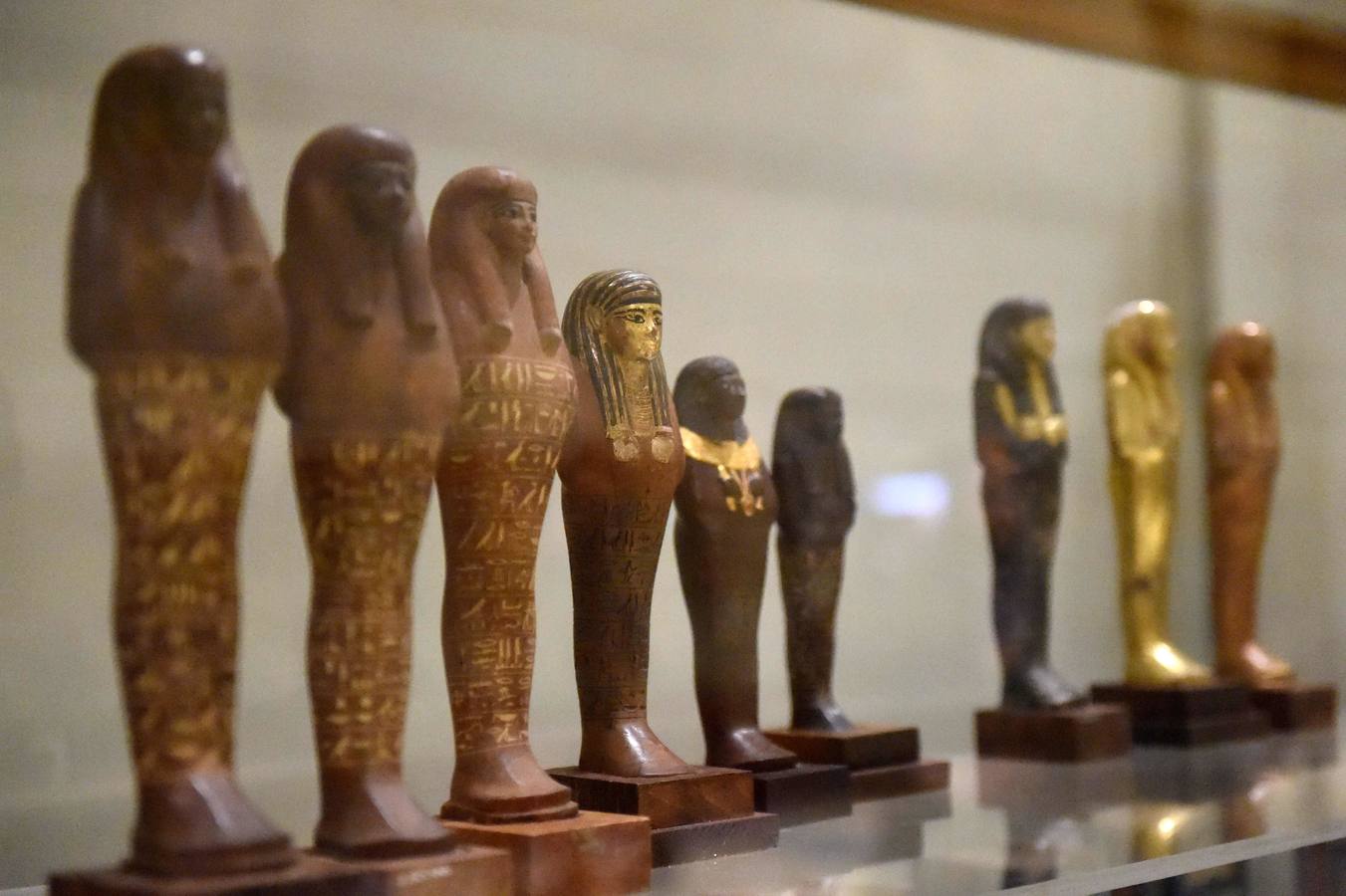 El Museo Egipcio en El Cairo cumple 116 años con una exhibición. Yuya y Thuya son los padres de la Reina Tiye, que fue la esposa del Faraón Amenhotep III, el padre del rey Akhenaton. Esta tumba es famosa debido a sus tesoros únicos, como la rueda de oro de Yuya, y la magnífica colección funeraria que incluye camas, sillas y cajas de madera dorada y decoradas con fayenza, marfil y ébano; así como ollas y vasos de alabastro con incrustaciones de piedras de colores. Las momias de Yuya y Thuya también se encontraron dentro de la tumba en muy buenas condiciones de conservación debido a la alta calidad de los materiales de embalsamamiento utilizados en la época