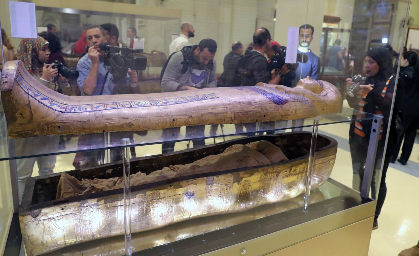 El Museo Egipcio en El Cairo cumple 116 años con una exhibición. Yuya y Thuya son los padres de la Reina Tiye, que fue la esposa del Faraón Amenhotep III, el padre del rey Akhenaton. Esta tumba es famosa debido a sus tesoros únicos, como la rueda de oro de Yuya, y la magnífica colección funeraria que incluye camas, sillas y cajas de madera dorada y decoradas con fayenza, marfil y ébano; así como ollas y vasos de alabastro con incrustaciones de piedras de colores. Las momias de Yuya y Thuya también se encontraron dentro de la tumba en muy buenas condiciones de conservación debido a la alta calidad de los materiales de embalsamamiento utilizados en la época