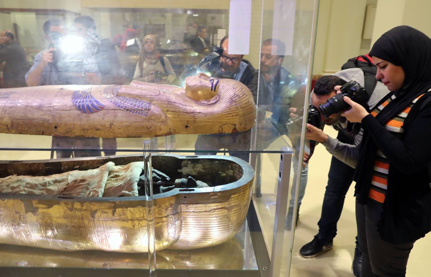 El Museo Egipcio en El Cairo cumple 116 años con una exhibición. Yuya y Thuya son los padres de la Reina Tiye, que fue la esposa del Faraón Amenhotep III, el padre del rey Akhenaton. Esta tumba es famosa debido a sus tesoros únicos, como la rueda de oro de Yuya, y la magnífica colección funeraria que incluye camas, sillas y cajas de madera dorada y decoradas con fayenza, marfil y ébano; así como ollas y vasos de alabastro con incrustaciones de piedras de colores. Las momias de Yuya y Thuya también se encontraron dentro de la tumba en muy buenas condiciones de conservación debido a la alta calidad de los materiales de embalsamamiento utilizados en la época