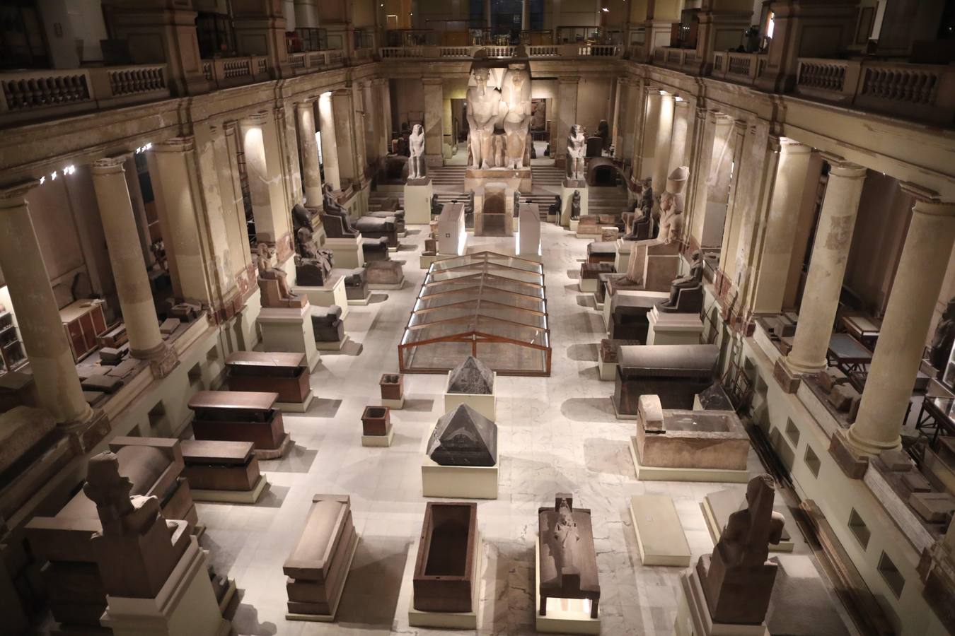 El Museo Egipcio en El Cairo cumple 116 años con una exhibición. Yuya y Thuya son los padres de la Reina Tiye, que fue la esposa del Faraón Amenhotep III, el padre del rey Akhenaton. Esta tumba es famosa debido a sus tesoros únicos, como la rueda de oro de Yuya, y la magnífica colección funeraria que incluye camas, sillas y cajas de madera dorada y decoradas con fayenza, marfil y ébano; así como ollas y vasos de alabastro con incrustaciones de piedras de colores. Las momias de Yuya y Thuya también se encontraron dentro de la tumba en muy buenas condiciones de conservación debido a la alta calidad de los materiales de embalsamamiento utilizados en la época
