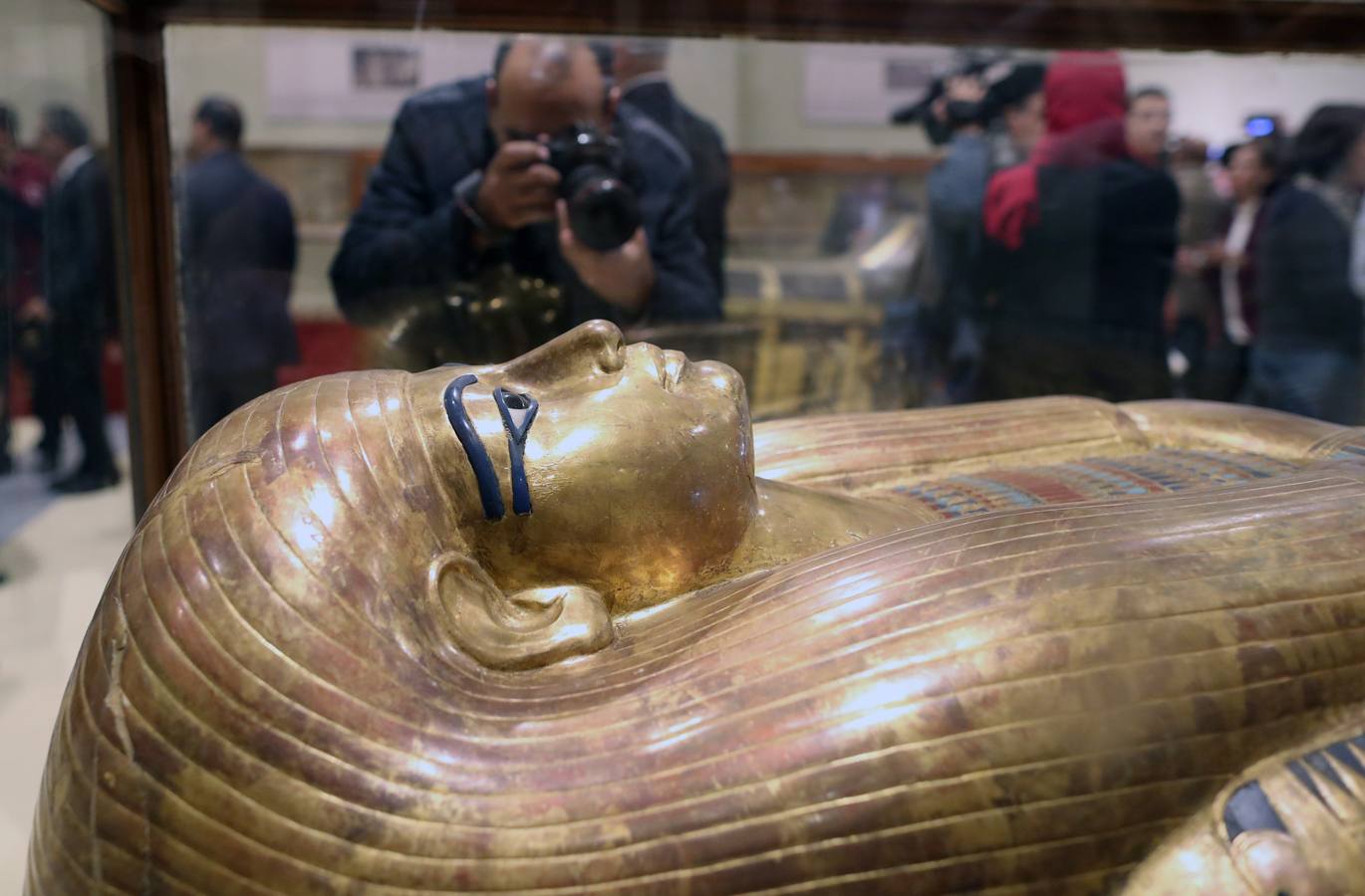 El Museo Egipcio en El Cairo cumple 116 años con una exhibición. Yuya y Thuya son los padres de la Reina Tiye, que fue la esposa del Faraón Amenhotep III, el padre del rey Akhenaton. Esta tumba es famosa debido a sus tesoros únicos, como la rueda de oro de Yuya, y la magnífica colección funeraria que incluye camas, sillas y cajas de madera dorada y decoradas con fayenza, marfil y ébano; así como ollas y vasos de alabastro con incrustaciones de piedras de colores. Las momias de Yuya y Thuya también se encontraron dentro de la tumba en muy buenas condiciones de conservación debido a la alta calidad de los materiales de embalsamamiento utilizados en la época