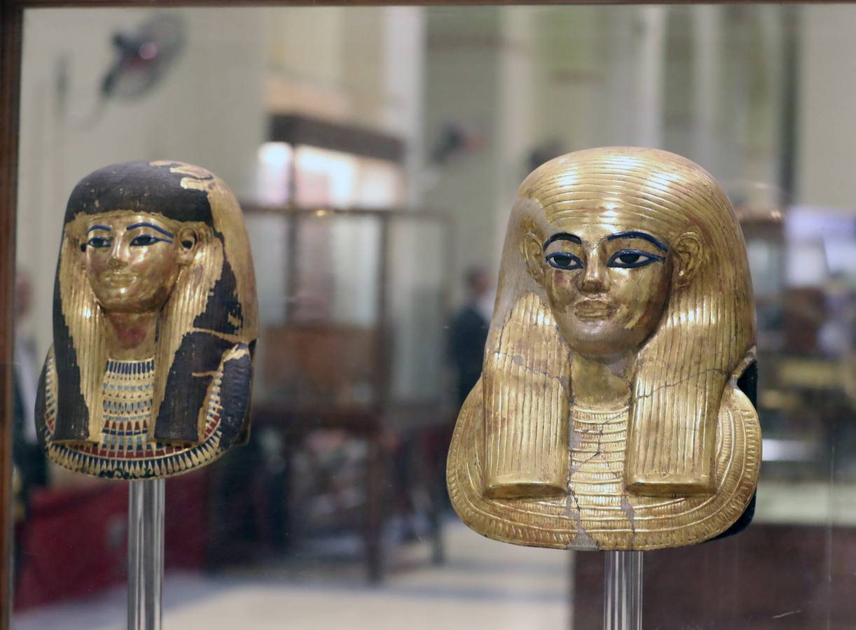 El Museo Egipcio en El Cairo cumple 116 años con una exhibición. Yuya y Thuya son los padres de la Reina Tiye, que fue la esposa del Faraón Amenhotep III, el padre del rey Akhenaton. Esta tumba es famosa debido a sus tesoros únicos, como la rueda de oro de Yuya, y la magnífica colección funeraria que incluye camas, sillas y cajas de madera dorada y decoradas con fayenza, marfil y ébano; así como ollas y vasos de alabastro con incrustaciones de piedras de colores. Las momias de Yuya y Thuya también se encontraron dentro de la tumba en muy buenas condiciones de conservación debido a la alta calidad de los materiales de embalsamamiento utilizados en la época