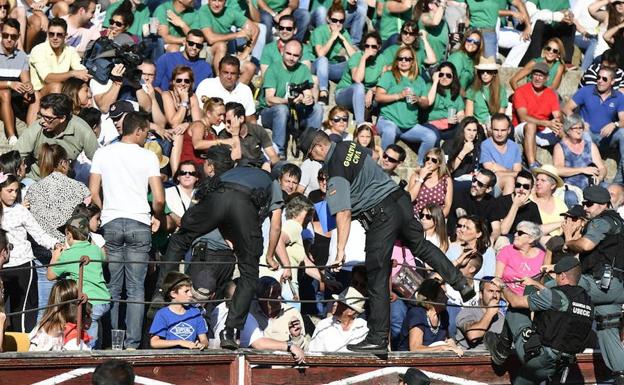 La Guardia Civil trata de controlar al público asistente a una becerrada en El Espinar. 