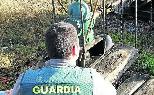Guardia civil durante la investigación de la estafa. 