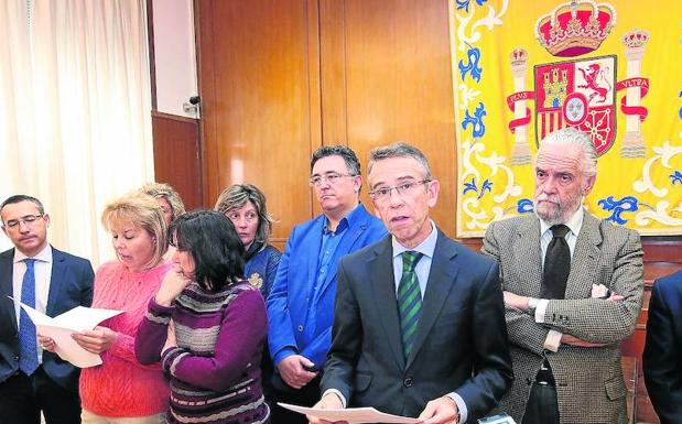 El presidente de la Audiencia, Ignacio Pando (3º por la derecha), y el fiscal jefe, Antonio Silva (a su derecha), en la lectura del manifiesto. 