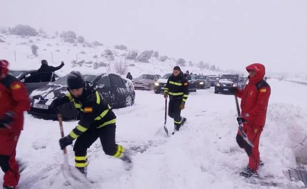 Efectivos de la UME limpian la nieve y el hielo en la AP-6 para rescatar a coches atrapados el pasado enero. 