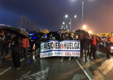 Imagen secundaria 1 - La Guardia Civil carga contra los trabajadores de la prisión de Dueñas en el último día de huelga