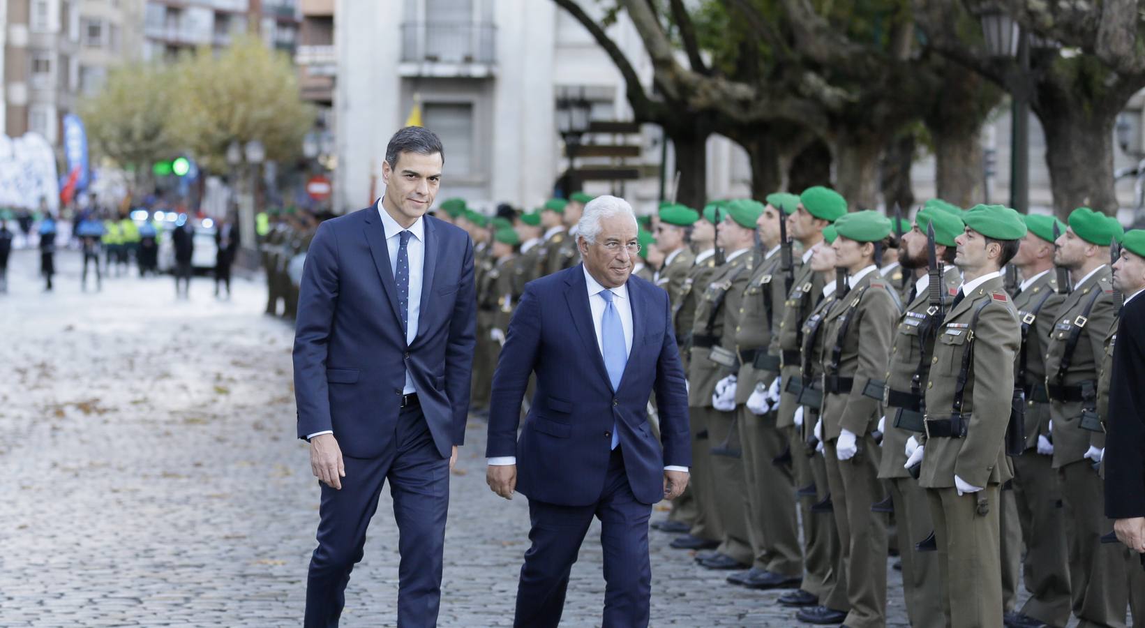 La reunión bilateral se desarrolla en el Palacio Real con la presencia de ministros de los dos países