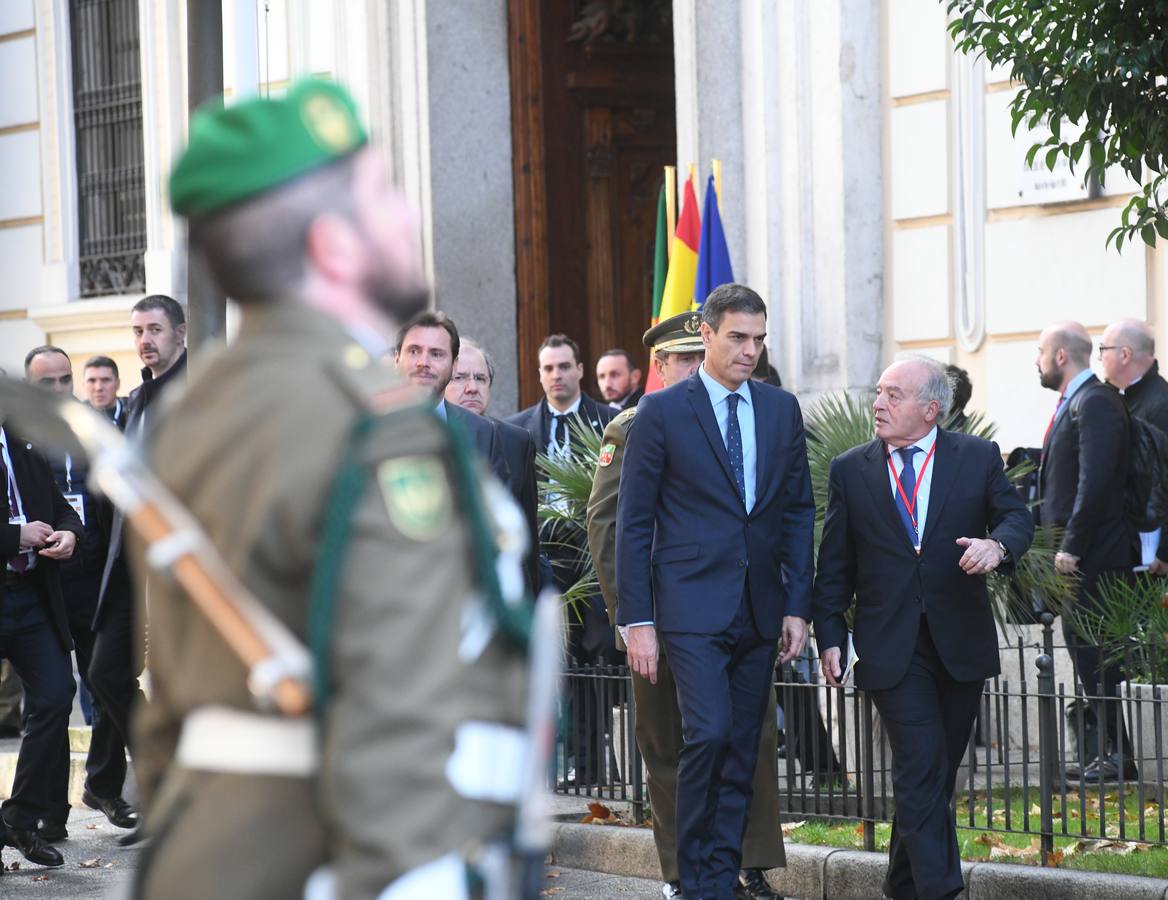 La reunión bilateral se desarrolla en el Palacio Real con la presencia de ministros de los dos países