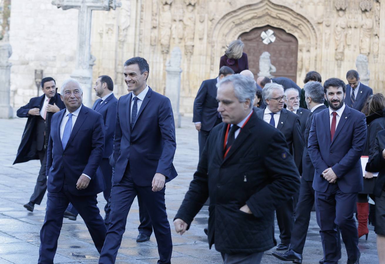 La reunión bilateral se desarrolla en el Palacio Real con la presencia de ministros de los dos países