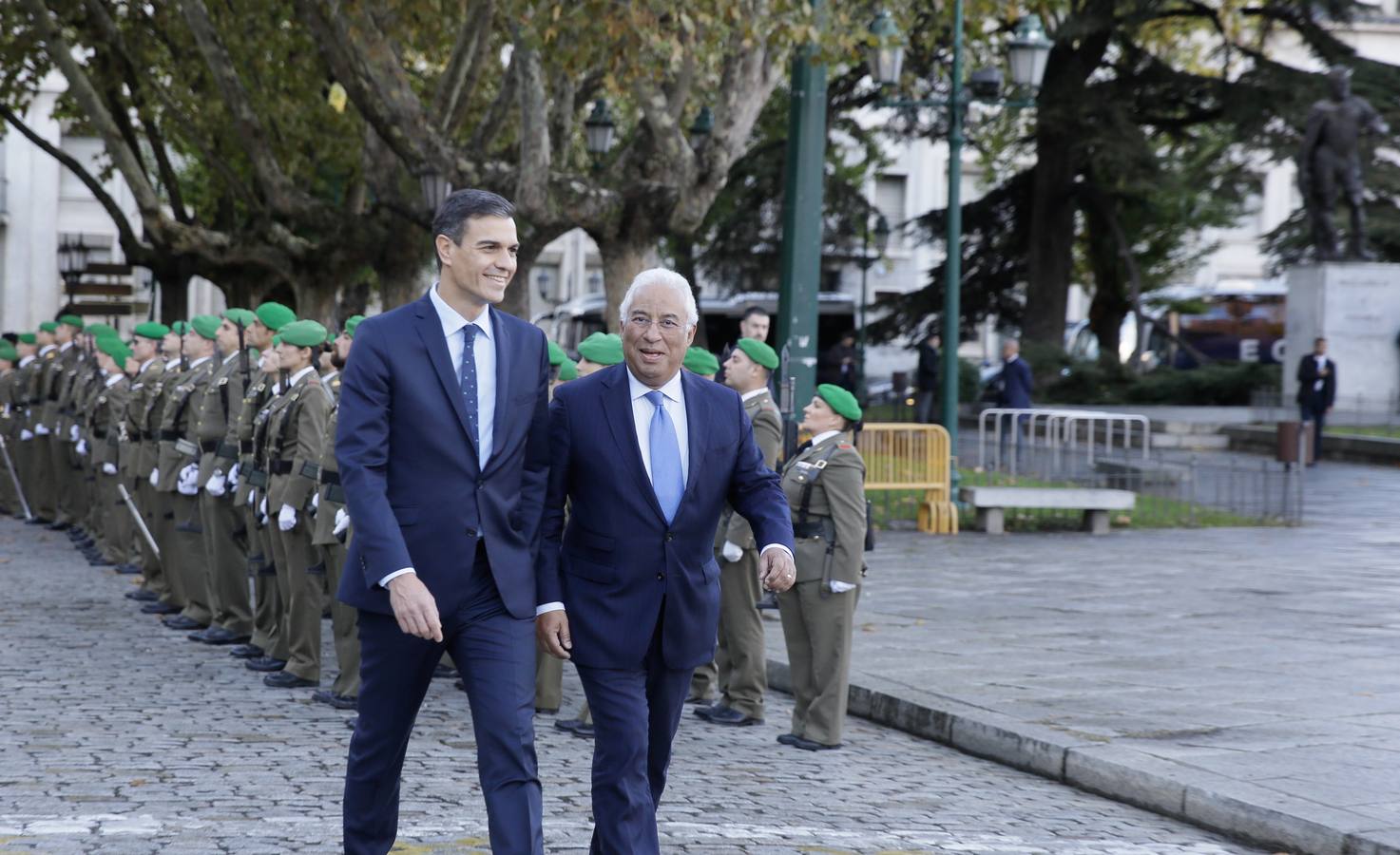 La reunión bilateral se desarrolla en el Palacio Real con la presencia de ministros de los dos países