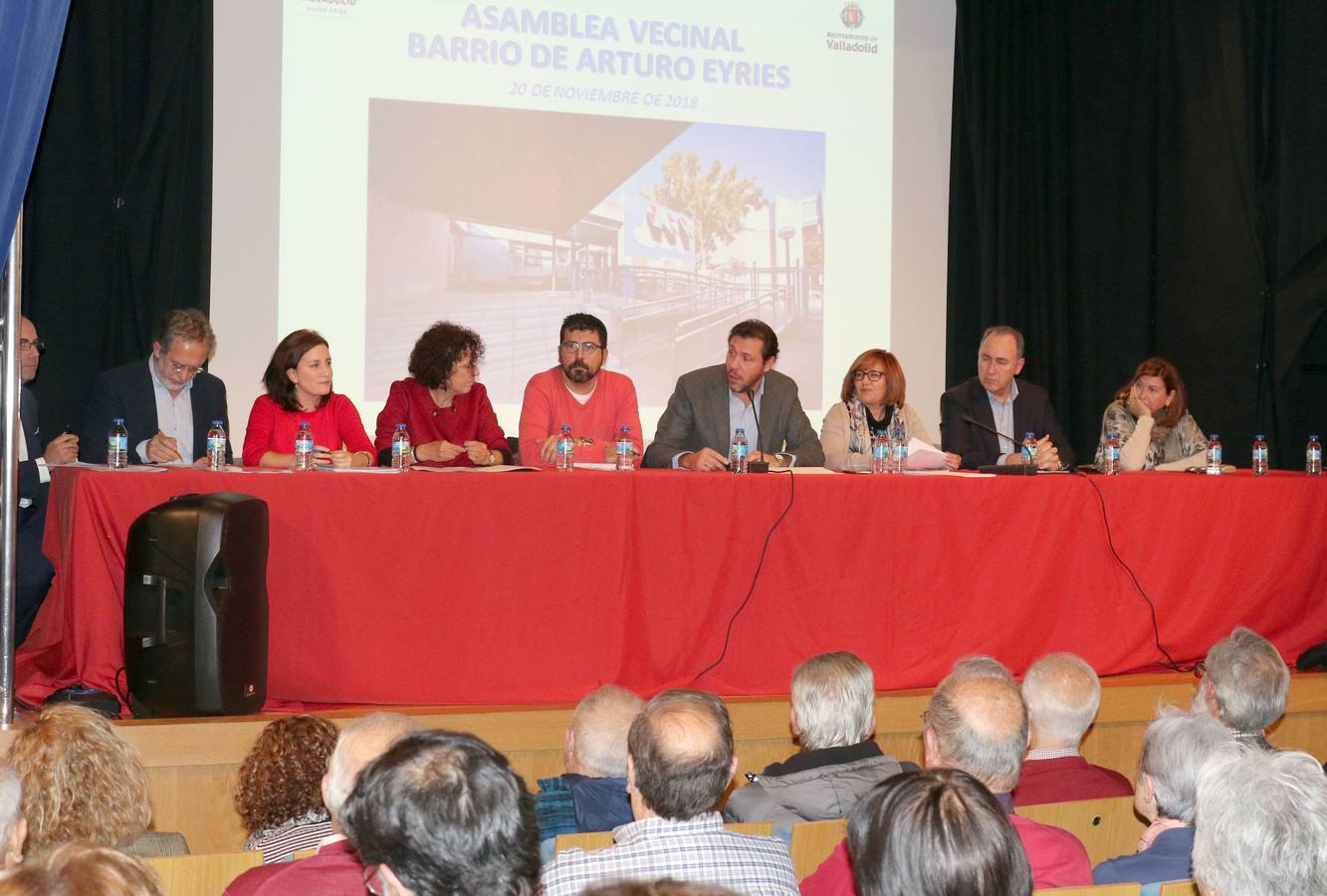 El alcalde, Óscar Puente, anunció durante la reunión que la Concejalía de Urbanismo estudia abordar el complejo proceso para asumir las parcelas del barrio que siguen siendo privadas