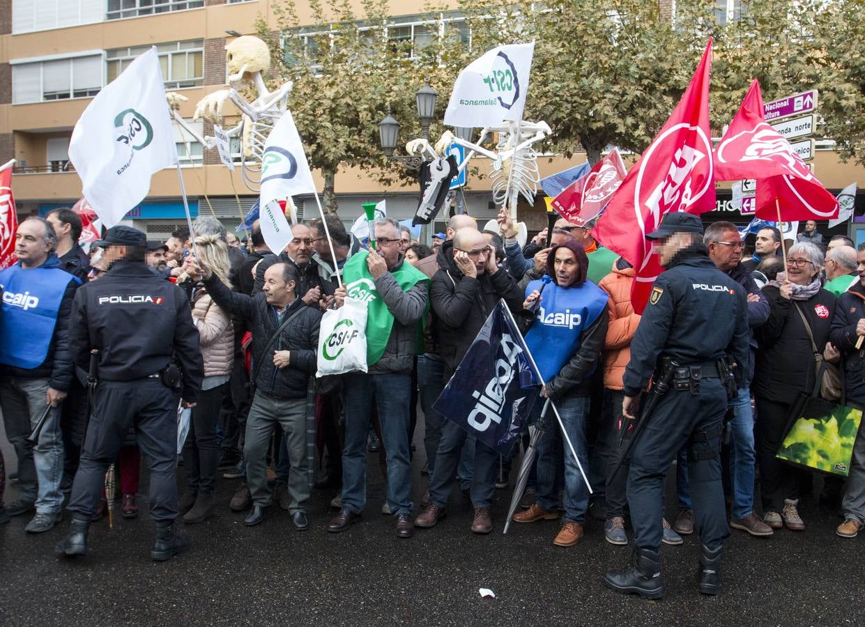 Acuden a las puertas del Palacio Real donde se celebra la cumbre para pedir la convocatoria de 3.400 plazas vacantes tras seis días de huelga y la amenaza de nuevas movilizaciones