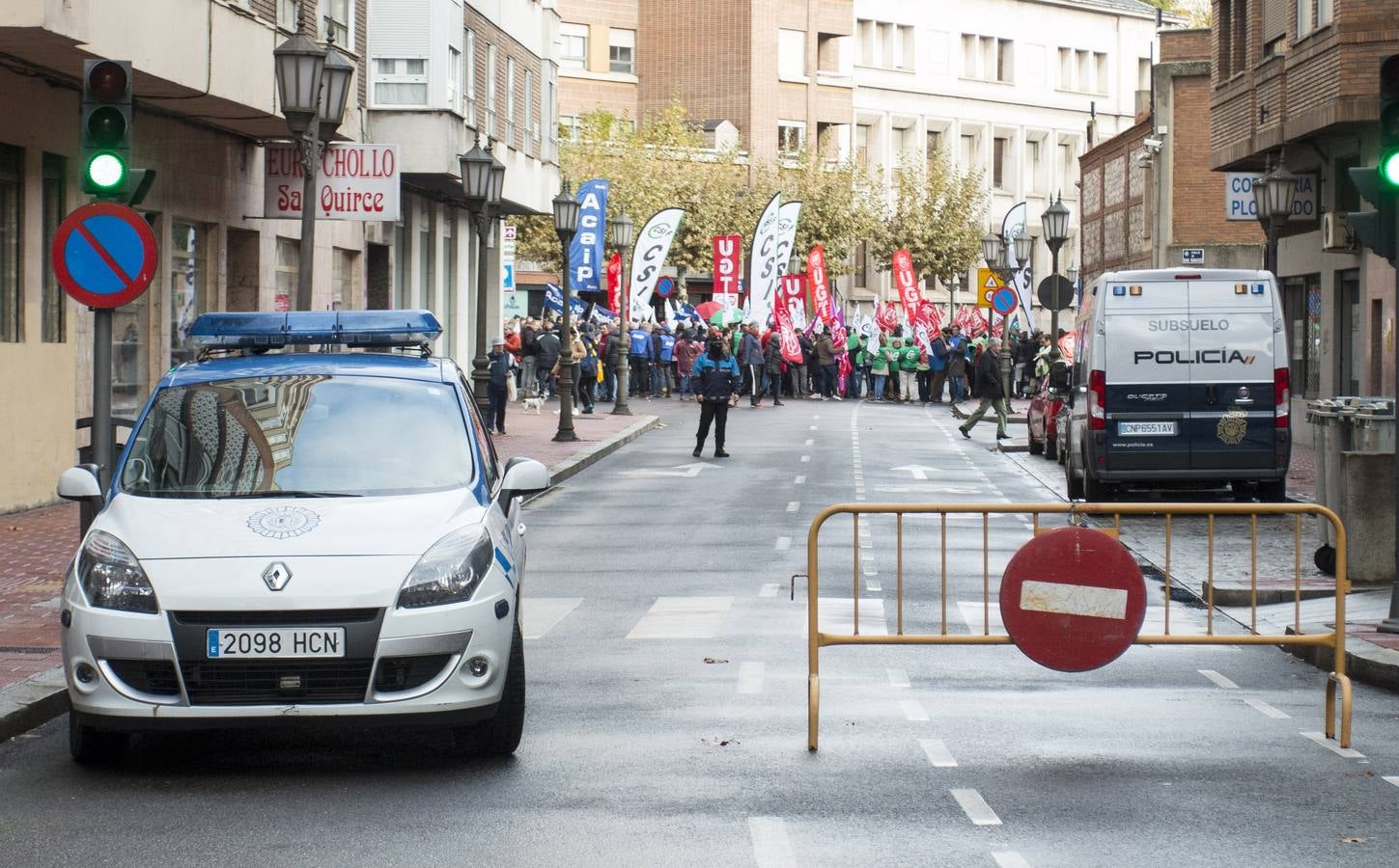 Acuden a las puertas del Palacio Real donde se celebra la cumbre para pedir la convocatoria de 3.400 plazas vacantes tras seis días de huelga y la amenaza de nuevas movilizaciones