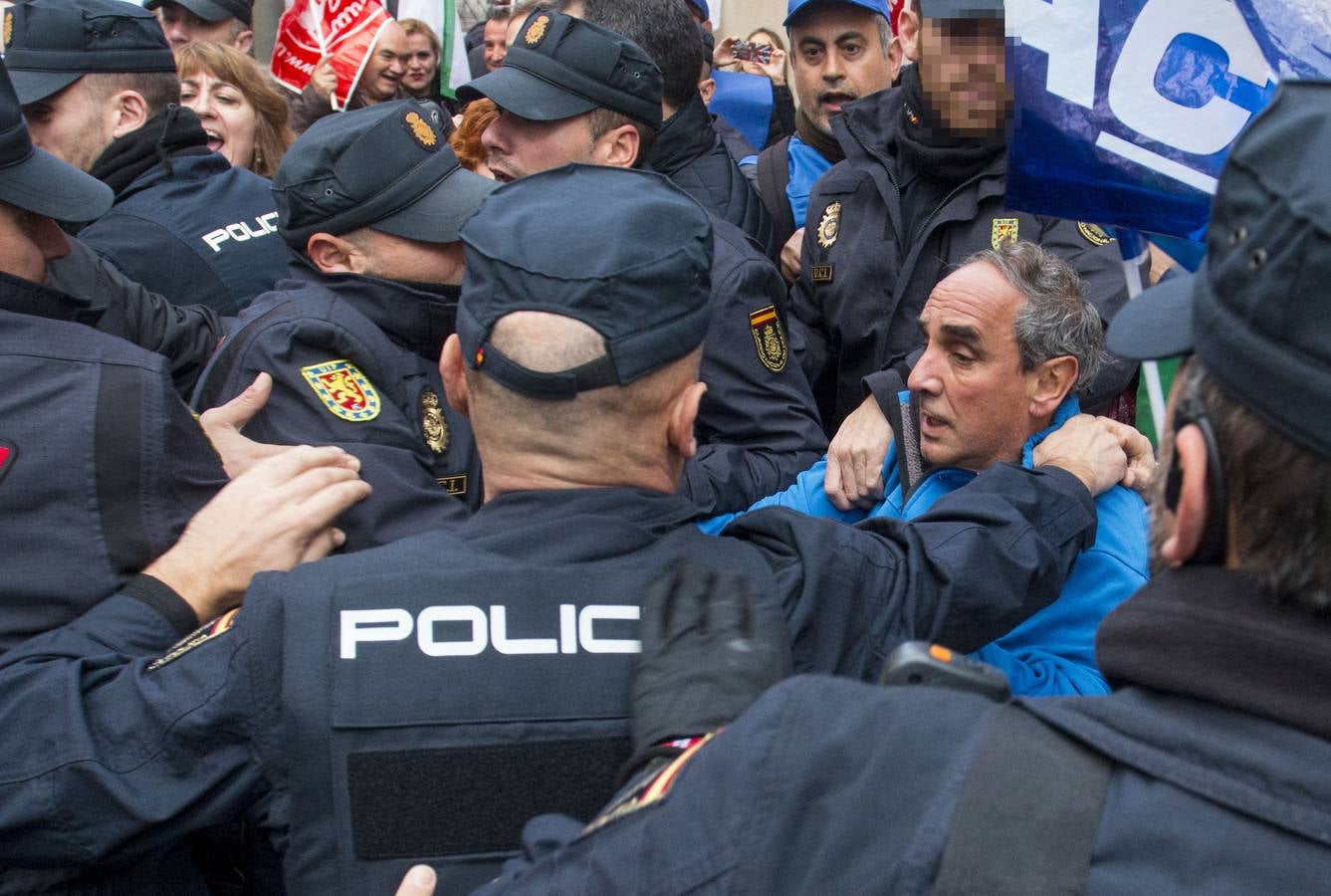 Acuden a las puertas del Palacio Real donde se celebra la cumbre para pedir la convocatoria de 3.400 plazas vacantes tras seis días de huelga y la amenaza de nuevas movilizaciones