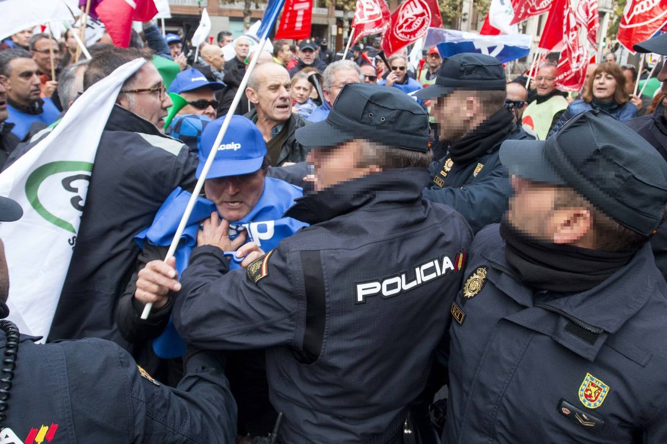 Acuden a las puertas del Palacio Real donde se celebra la cumbre para pedir la convocatoria de 3.400 plazas vacantes tras seis días de huelga y la amenaza de nuevas movilizaciones