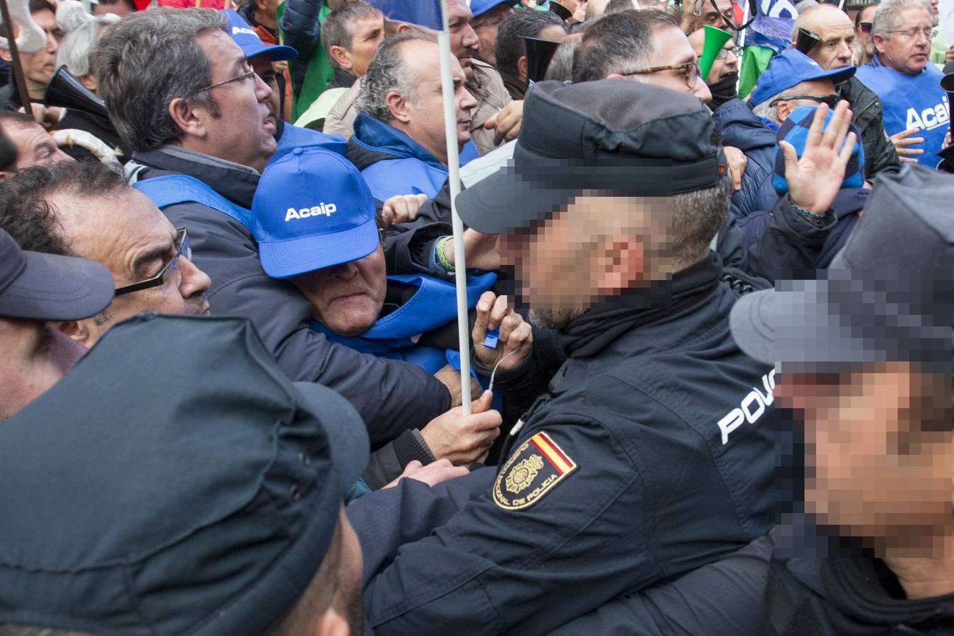 Acuden a las puertas del Palacio Real donde se celebra la cumbre para pedir la convocatoria de 3.400 plazas vacantes tras seis días de huelga y la amenaza de nuevas movilizaciones