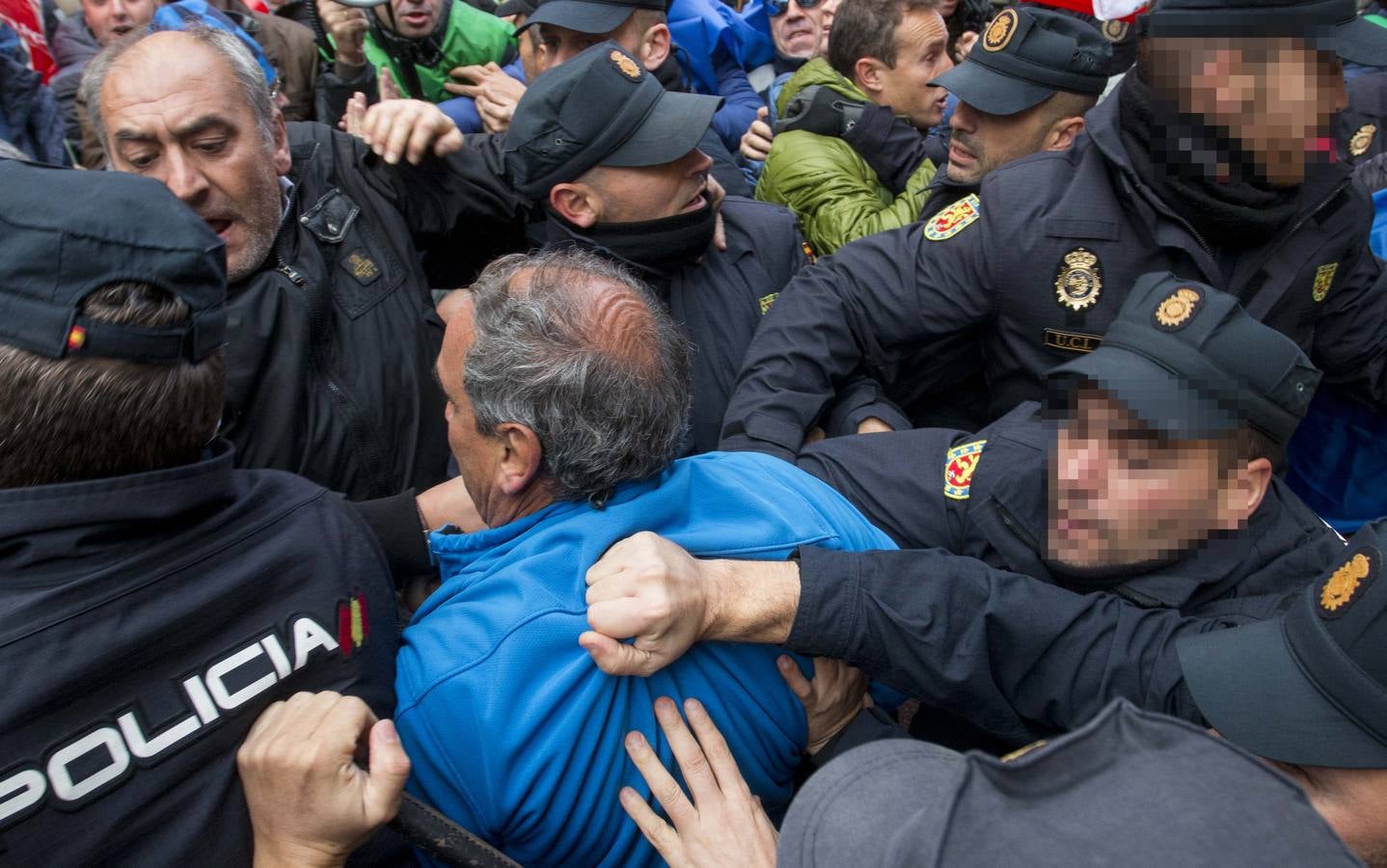 Acuden a las puertas del Palacio Real donde se celebra la cumbre para pedir la convocatoria de 3.400 plazas vacantes tras seis días de huelga y la amenaza de nuevas movilizaciones