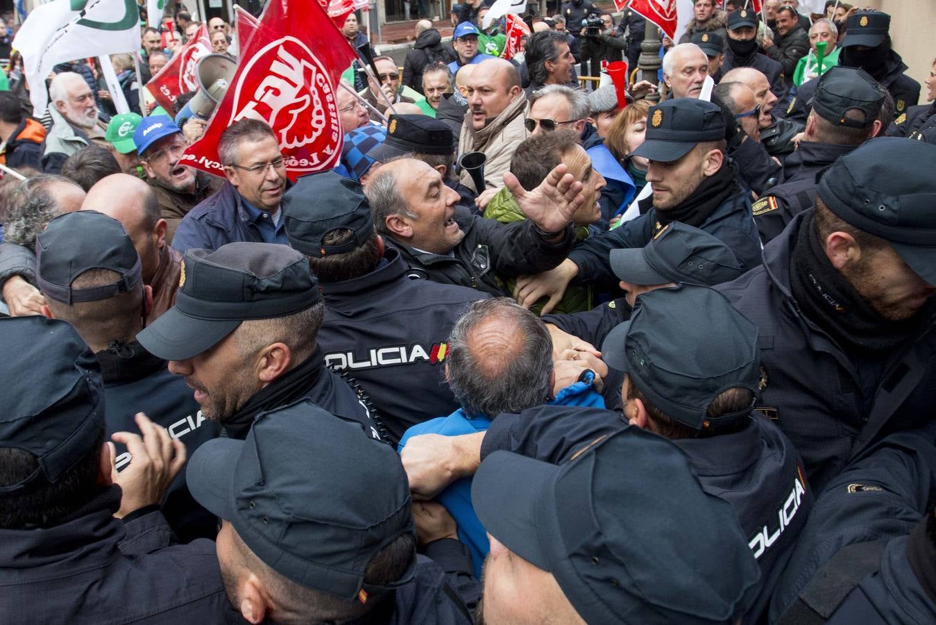 Acuden a las puertas del Palacio Real donde se celebra la cumbre para pedir la convocatoria de 3.400 plazas vacantes tras seis días de huelga y la amenaza de nuevas movilizaciones