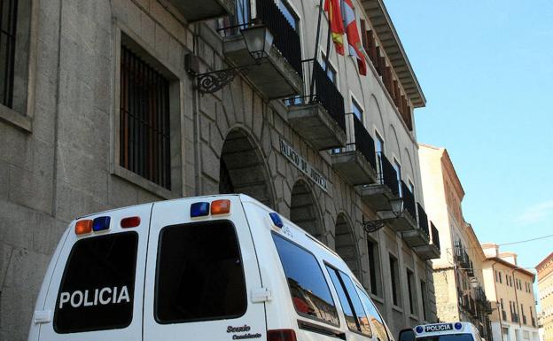 Furgones policiales aparcados a la entrada de la Audiencia Provincial de Segovia en una imagen de archivo. 