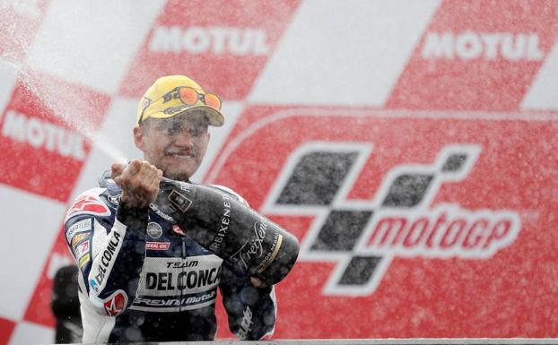 El piloto español, Jorge Martin segundo clasificado en la carrera y campeón del mundo de la categoría de Moto 3 en el podio del circuito Ricardo Tormo de Cheste (Valencia). 