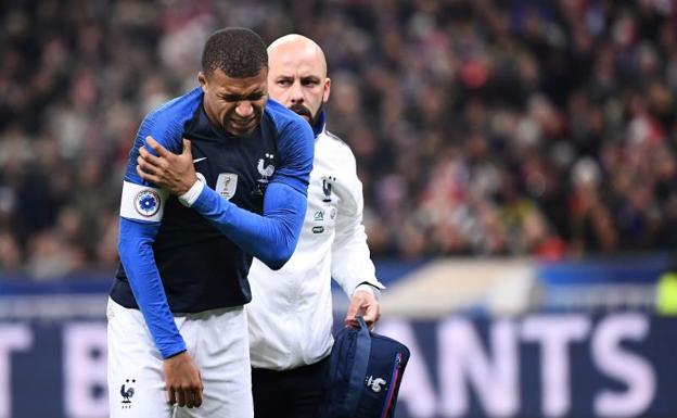 Mbappé abandona el amistoso entre Francia y Uruguay con evidentes gestos de dolor. 