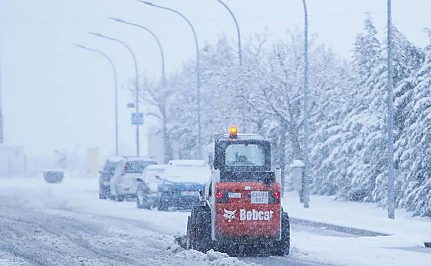 Una quitanieves trabaja en una carretera de la provincia durante las nevadas del pasado mes de enero.