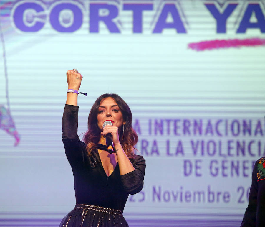 Fotos: Merche canta en Palencia contra la violencia de género