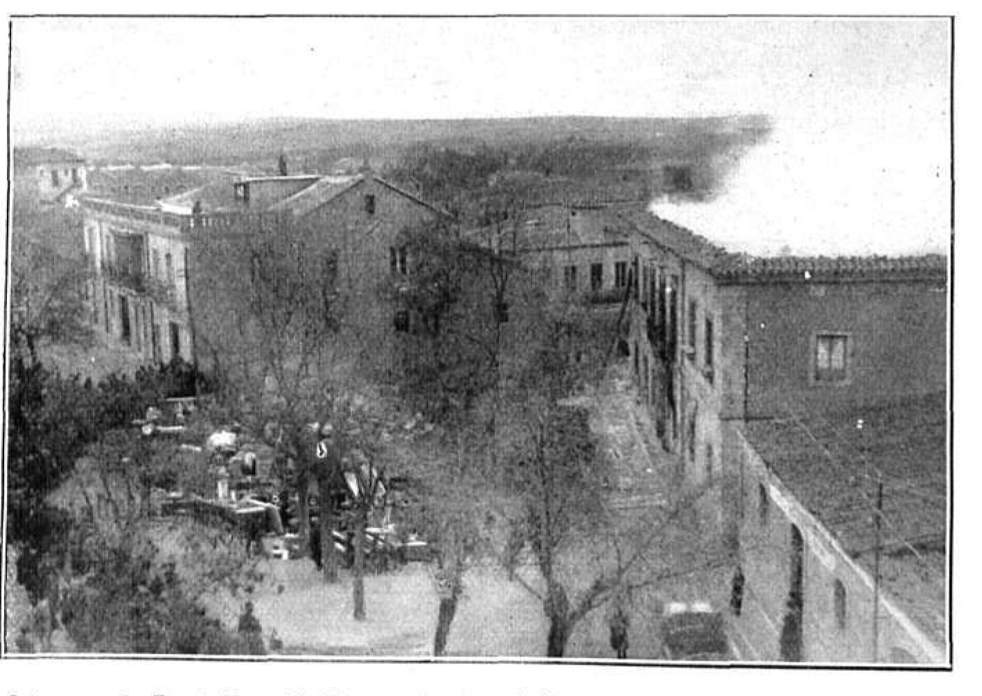 Un momento del incendio que destruyó el edificio. 