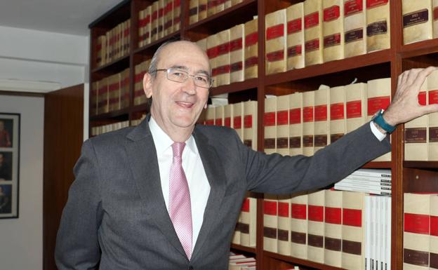 El letrado José María Tejerina muestra su colección de jurisprudencia.