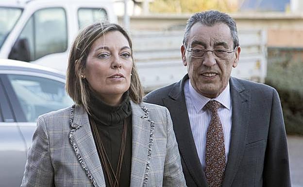 La consejera de Agricultura y Ganadería y portavoz de la Junta de Castilla y León, Milagros Marcos, junto al delegado de la Junta en Salamanca, Bienvenido Mena.