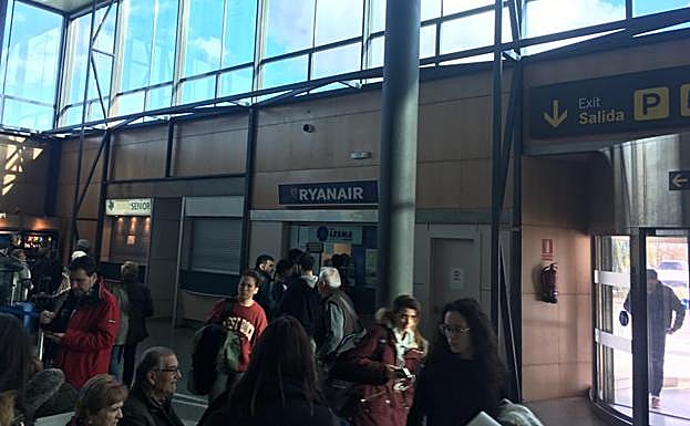 Los pasajeros en la ventanilla de Ryanair de Villanubla. 