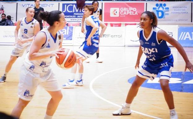 Silvia Domínguez bota el balón ante una rival del Baxi Ferrol. 