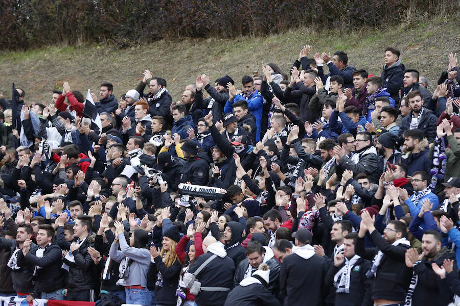 Fotos: El público en las gradas durante el derbi salmantino