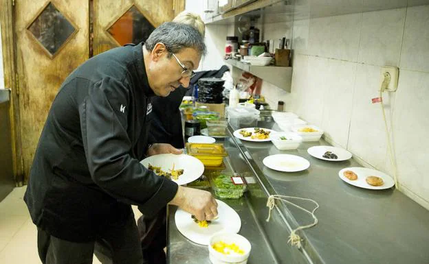 Carlos de Andrés finaliza uno de sus platos de setas. 