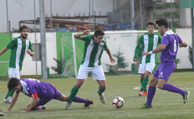 Un momento del partido Betis-Ciudad Rodrigo, que se llevaron los mirobrigenses por 1-2. 